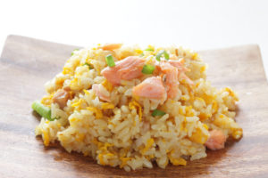 つくれぽ1000｜鮭チャーハンレシピ人気1位～10位を鮭フレークで作る簡単レシピからプロ顔負けのレタス入りレシピまで紹介