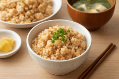 食卓に並ぶ鶏肉ご飯のイメージ