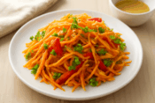 色とりどりの野菜が盛り付けられた、美味しそうなにんじんサラダ
