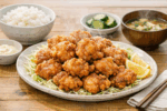 食卓に並んだ熱々でジューシーな鶏肉唐揚げ