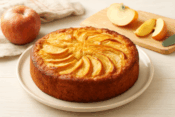 美味しそうに焼き上がったりんごケーキのイメージ