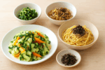 美味しそうな塩昆布を使った野菜和えやパスタなどの料理のイメージ