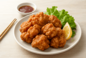 美味しそうな鶏肉唐揚げの盛り合わせ