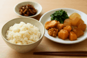 大根ご飯の完成イメージとご飯が進む大根おかずの盛り合わせ