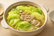 白菜と豚肉がたっぷり入った熱々の白菜鍋のイメージ画像