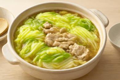 白菜と豚肉がたっぷり入った熱々の白菜鍋のイメージ画像