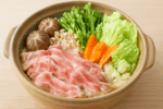 美味しそうな豚肉鍋とたっぷりの野菜が盛られた土鍋のイメージ写真