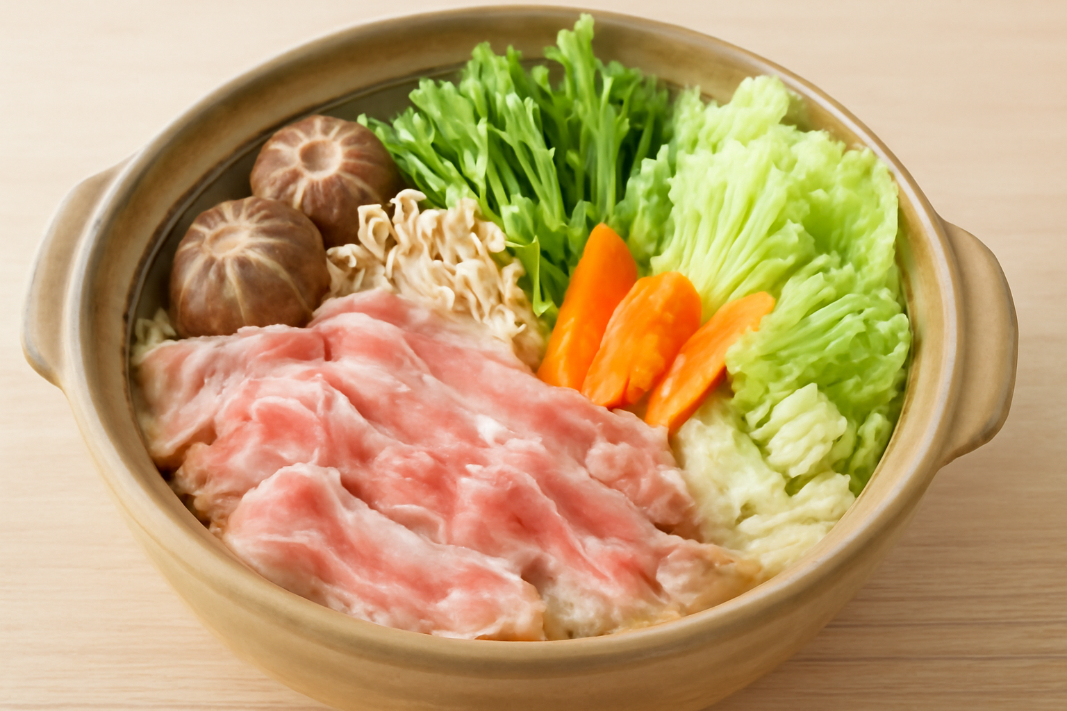 美味しそうな豚肉鍋とたっぷりの野菜が盛られた土鍋のイメージ写真