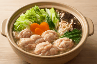 鶏もも肉や野菜がたっぷり入った土鍋の鶏肉鍋のイメージ