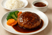 美味しそうなひき肉ハンバーグの完成写真