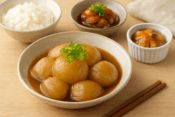 美味しそうな玉ねぎ煮物が並んだ食卓の風景