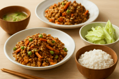 ひき肉と野菜の炒め物やご飯ものが食卓に並んでいる美味しそうなイメージ