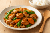 美味しそうな鶏肉炒め物のイメージ画像