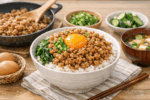 美味しそうなひき肉丼がたっぷりと盛り付けられた丼の画像
