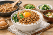 美味しそうなひき肉丼がたっぷりと盛り付けられた丼の画像