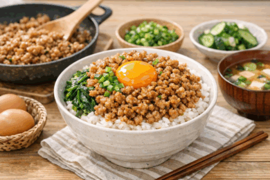 美味しそうなひき肉丼がたっぷりと盛り付けられた丼の画像