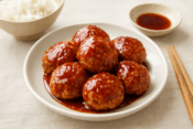 甘辛いタレが絡んだふっくらとしたひき肉つくねの盛り付けイメージ